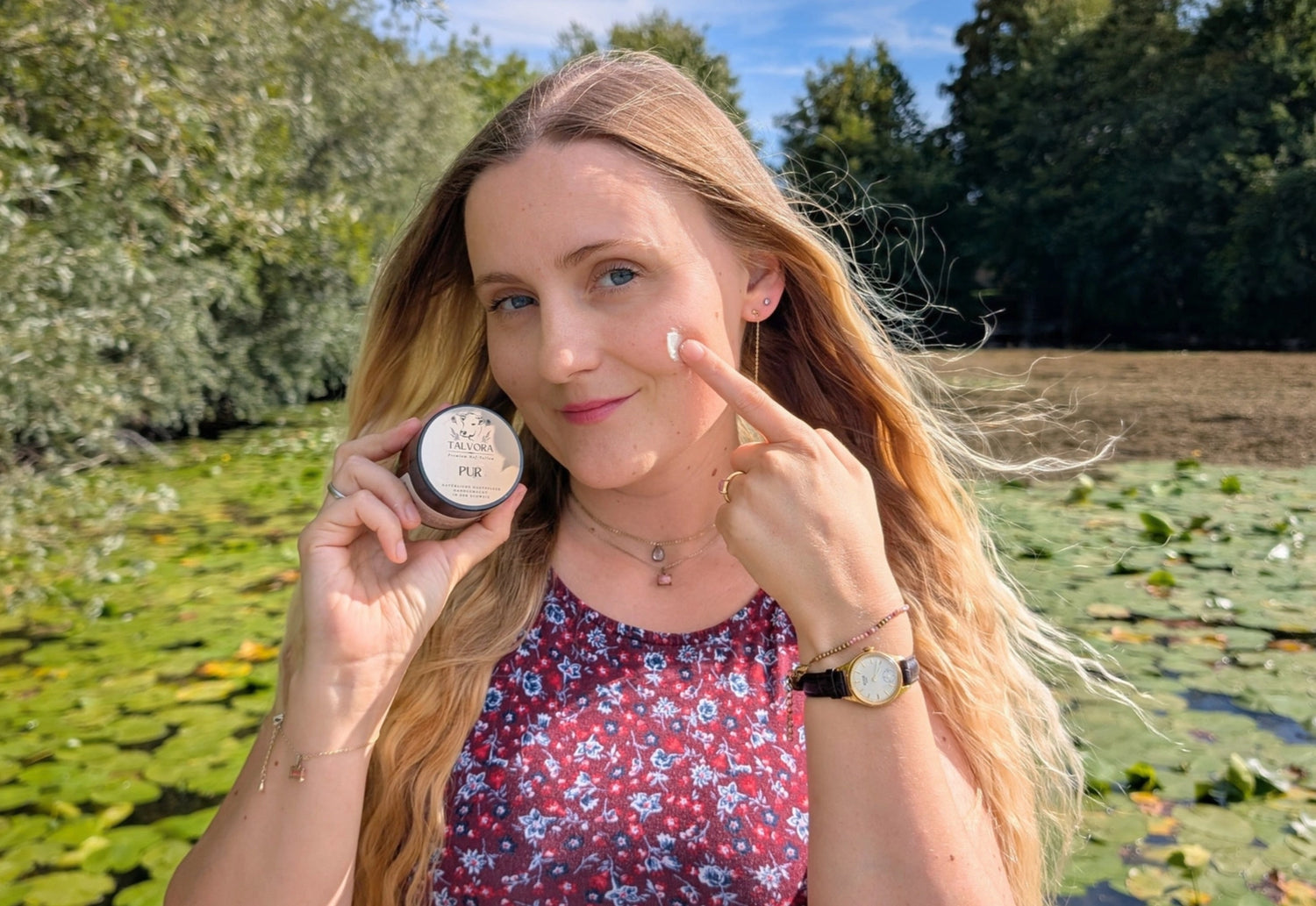 Elisa draussen mit Tallow im Gesicht