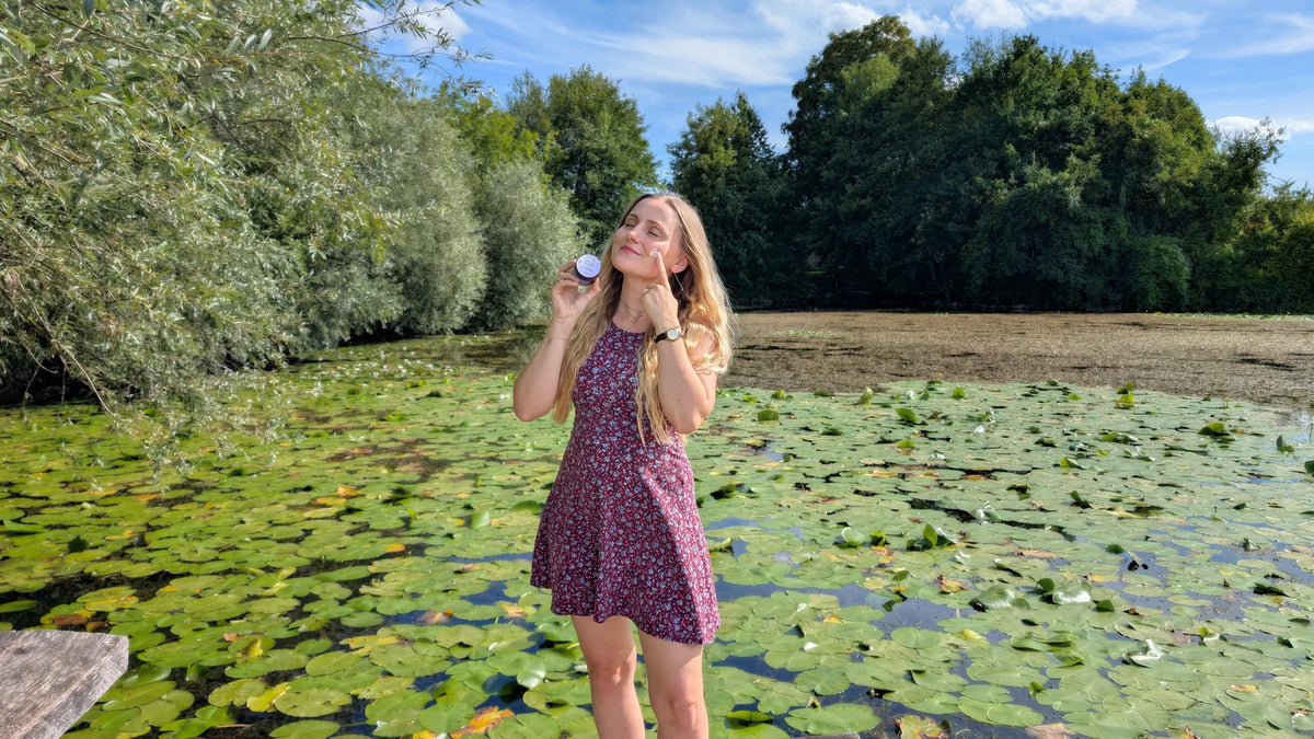 Elisa draussen mit Tallow beim Seerosenteich
