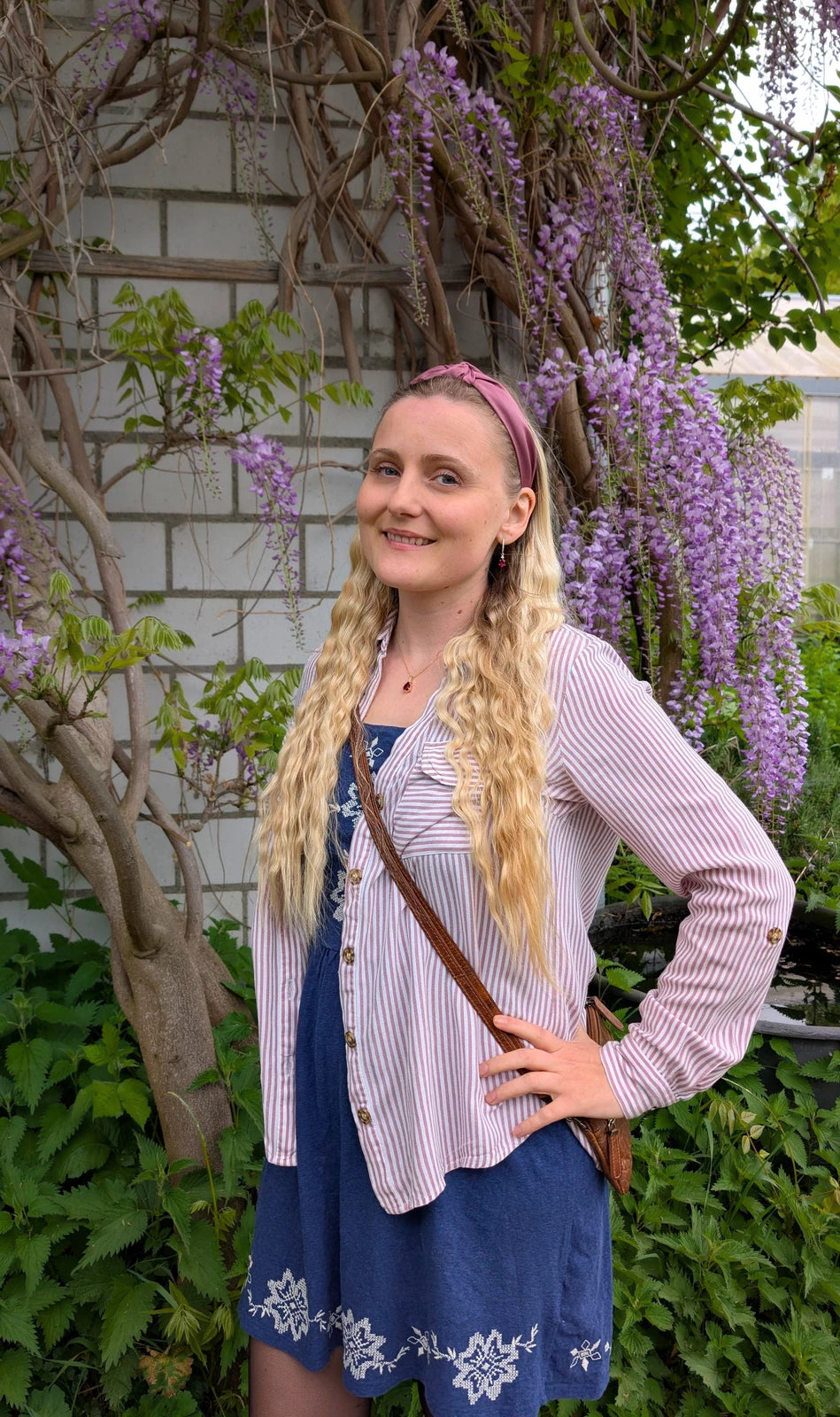 Gründerin Elisa Portrait vor Blumen