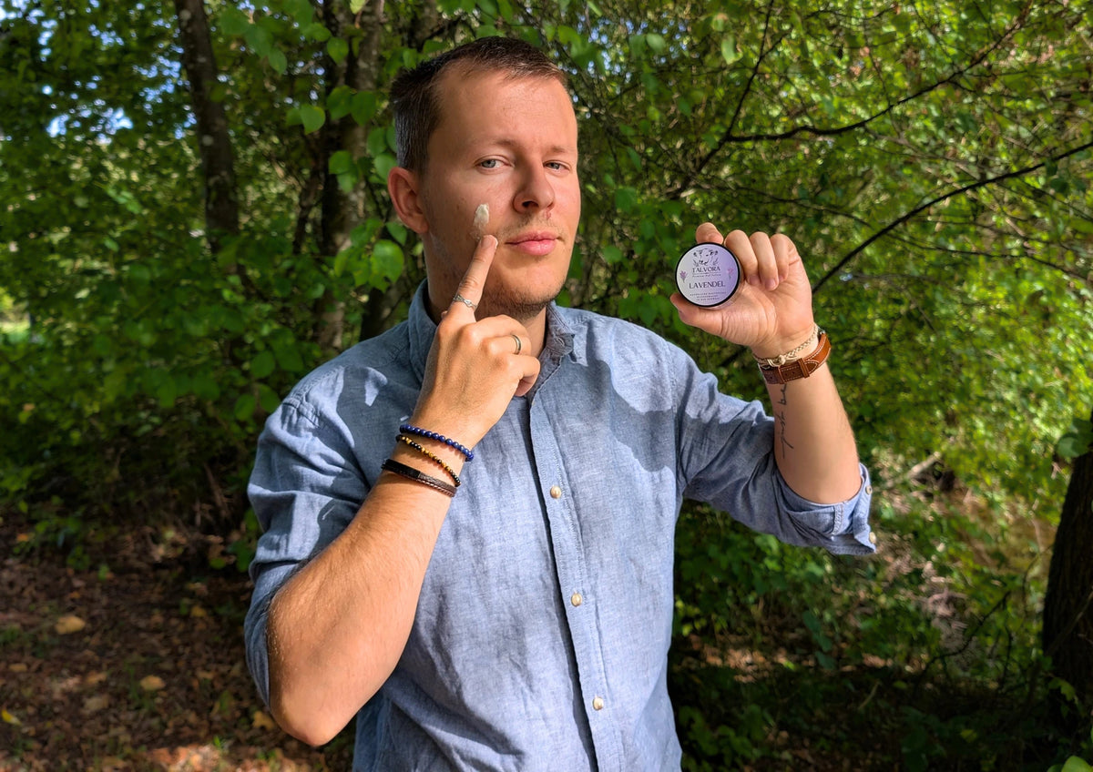Mann draussen mit Tallow im Gesicht